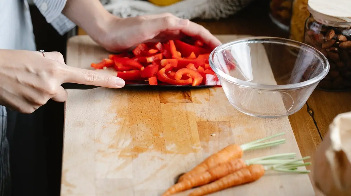 How To Clean A Wooden Cutting Board - Kitchen Ratings